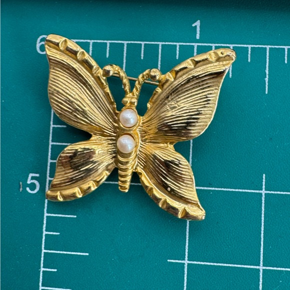 Vintage gold tone textured butterfly brooch with two faux pearls in body - Picture 5 of 6